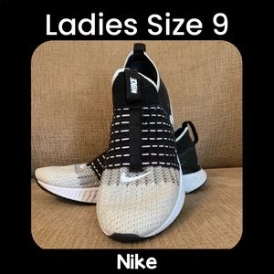 Nike Women's React Phantom Run Flyknit 2 size 9